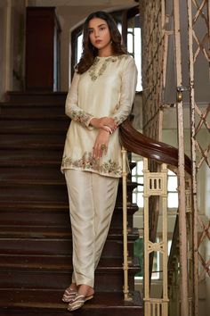 Suits For Women Indian, Silk Kurti Designs, Floral Embroidered Shirt, Pant Suits For Women, Latest Designer Dresses, Kurta Pant Set, Silk Kurti, Party Kleidung, Indian Designer Outfits