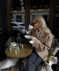 Europe Autumn, Minimalism Clothes, Rich Couple, Easy Like Sunday Morning, Photo Shoot Ideas, Paris Look, Sweater Season, Travel Europe, Outfit Goals