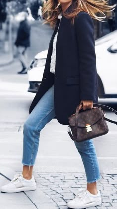 cropped denim + navy trench jacket with white tennies | insta - @emmyromack Witte Sneakers Outfit, Coated Denim Jeans, Pijamas Women, Tennis Shoes Outfit, Woman Walking, Navy Coat, Chique Outfits, Outfit Jeans, Mode Casual