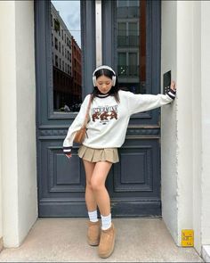 ig: tingting  #outfits #outfitoftheday #miniskirtoutfit #sweater #falloutfitsforwomen Japan Fits, Tan Outfit, Rok Mini, Skirt Outfits Fall, Winter 23, Uggs Outfit, Cold Outfits