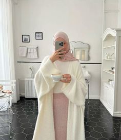 Modest hijabi fit Winter Abaya Outfits, Modest Hijabi Fashion, Hijabi Winter, Woman Background, Modest Outfits Muslim, Modest Winter Outfits, Outfits Muslim, Wearing Hijab, Modest Girly Outfits