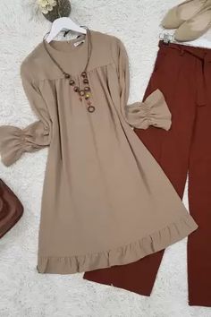 Tesettür Tunik Modelleri ve Fiyatları Yeni Sezon Tunikler Burada Womens Trendy Dresses, Muslim Fashion Hijab Outfits, Muslim Fashion Hijab, Trendy Dress Outfits, Kurti Designs Party Wear, Muslim Fashion Outfits, Muslimah Fashion Outfits, Fashionista Clothes, Stylish Dress Book