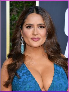 Discover essential skincare tips for perimenopausal women to maintain healthy, radiant skin during hormonal changes. Salam Hayek Style, Celebrity Crush Woman, Salma Hayek Style 90s, Salma Hayek Hair, Woman In Her 30s, Women In Their 50s, Best Haircuts For Women, Salma Hayek Style, Beauty Quiz