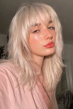 portrait of a woman with shag hair Wolf Cut, Mullet Hairstyle, Bleached Hair, Hair Inspo Color, Aesthetic Hair, Hairstyles With Bangs, Pretty Hairstyles