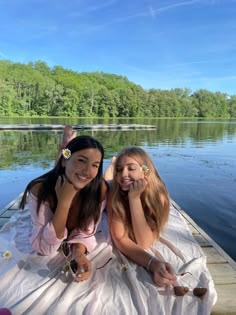 Pond Pictures With Friends, Lake Photoshoot Summer Friends, Lake Vacation Picture Ideas, Lake Pictures By Yourself Instagram, Cottage Pics With Friends, Summer Photos With Bestie