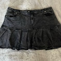 Nwot 19” Waist 17” Length 23.5” Hip 34” Hem Romantic Goth Skirt, Low Rise Denim Skirt Outfit, Whimsigoth Mini Skirt, Black Jean Mini Skirt Outfit, Black Skirts Outfit, Scene Skirts, How To Style A Black Skirt, Streetwear Fashion Skirt, Black Jean Skirt Outfit