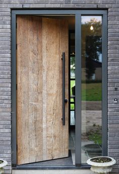 Unique Front Door, Rustic Front Door Decor, Front Door Decor Ideas, House Entrance Doors, Front Door Designs, Door Decor Ideas, Reclaimed Wood Door, Rustic Front Door, Modern Entrance Door