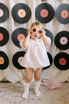 Two Groovy Daisy Party, Two Groovy Photoshoot, Groovy Birthday Party Outfit, Groovy Birthday Decorations, Two Groovy Birthday Party, Two Groovy Birthday, Diy Record, Groovy Birthday Party, Retro Birthday Parties