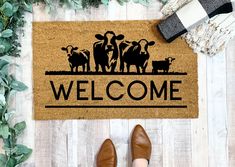 Outdoor doormat with cows and welcome text. Outdoor Doormats, Summer Doormat, Doormat Ideas, Spring Doormats, Frenchie Lovers, Halloween Door Mat, Gift For Newlyweds, Christmas Doormat, Layered Rugs