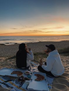 Picnic at the beach, cute date, beach date, couple date, pizza picnic, date inspo Date Couple, Dream Dates, Romantic Date Night Ideas, Couple Activities, Cute Date Ideas, Beach Date, Dream Date, Romantic Date Ideas, Picnic Date