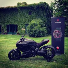 a black motorcycle parked in front of a building