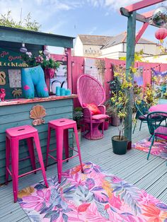 Pink and turquoise garden. Outdoor bar. Quirky and fun Colorful Garden Decor, Colorful Porch Decor, Colourful Backyard, Funky Backyard, Colourful Garden Decor, Eclectic Backyard Decor, Girly Garden, Colorful Backyard Decor, Colorful Porch Ideas