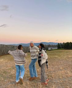 Fall Group Photoshoot, Fall Festival Aesthetic, Fall Friends Aesthetic, Fall With Friends, Fall Friends, Fall Fit, Fall Inspo, Fall Photoshoot