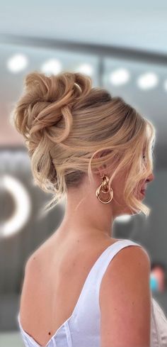 90s French Twist Updo, Kim K French Twist, Up Do Messy Bun, Wedding Hair Up Do For Bride, Messy Up Do Wedding, Sabrina Carpenter Updo, French Roll Hairstyle Wedding, High Updos For Wedding, Bridesmaid Hairstyles High Bun