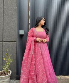 Anarkali Suit Poses Women, Poses For Anarkali Dress, Anarkali Aesthetic Photos, Anarkali Suit Poses, Poses In Gown Indian, Anarkali Dress Photo Poses, Anarkali Photoshoot Poses, Poses In Anarkali Dress, Churidar Poses