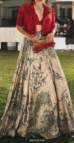 Indian Trending Outfits, Upcycle Old Sarees, Roka Suits, Freshers Outfit, Pretty Lenghas, Bride Choli, Grey Lengha, Cocktail Lehenga, Lehenga Embroidery