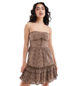 Kjole fra ASOS DESIGN An applaus til kjolen Bandeau-stil Rynket strækpanel på ryggen Flæset kant Regular fit Brown Sundress, Bandeau Dress, Mini Sundress, Maxi Dress Trend, Plus Size Pregnancy, Workwear Dress, Petite Maternity, Tea Dress, Holiday Dresses