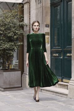 Ulyana Sergeenko #VogueRussia #readytowear #rtw #fallwinter2017 #UlyanaSergeenko #VogueCollections Ulyana Sergeenko, Look Retro, Looks Party, Beauty Dress, Look Vintage, 가을 패션