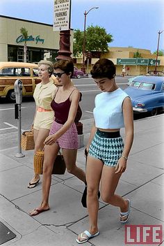 1950's Short shorts in Los Angeles. by Marie-lou Chatel: 1950's Short shorts in Los… #Photography #Digital #Construction #Urban #City Stile Pin Up, 1950s Shorts, 70s Mode, 50s Aesthetic, Decades Fashion, Fashion 70s, 70s Inspired Fashion, Retro Shorts