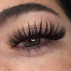 Aprenda como fazer a extensão de milhões e garanta sua renda através do ramo da beleza, um dos mercados mais aquecidos! Acesse o link e saiba mais. Lash Extensions Makeup, Lash Extensions Styles