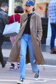 Kaia Gerber Outfits, Kaia Gerber Style, Minimalist Moda, Baseball Cap Outfit, Cap Outfit, Cap Fashion, Kaia Gerber, Plaid Coat, Cindy Crawford