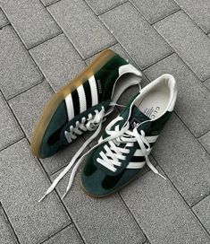 Adidas Samba Green, Preteen Shoes, Vintage Style Shoes, Men's Adidas (men), Shoe Inspo, Elegant Shoes, Swag Shoes, Sneakers Outfit, Sneaker Heels