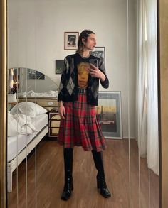 Kilt Outfits, Rocker Girl, Plain Outfits, Red Fits, Punk Outfits, Kilt, Mens Street Style, Upcycle Clothes, Star Fashion