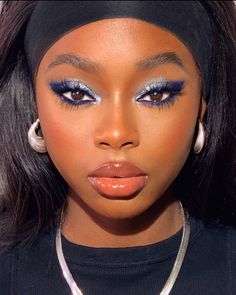 Blue Eyeshadow Looks, Blue Makeup Looks, Black Makeup, Blue Eyeshadow, Eye Makeup Art, Dark Skin Makeup