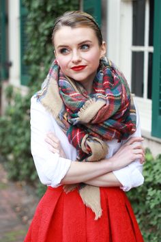 Poor Little It Girl - Red Midi Skirt with Oversized Plaid Blanket Scarf White Dress Outfit Ideas, Winter White Dress, Red Midi Skirt, White Dress Outfit, Festival Mode, Red Midi