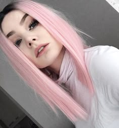 pastell rosa haarfarbe, mittellange glatte rosa-blonde haare mit schwarzem ansatz Pastel Pink Hair Color, Pink Wigs, Wigs Straight, Pastel Pink Hair, Ombre Pink, Hair Color Pink, Pastel Hair, Short Hairstyle