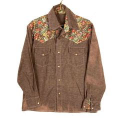 Vintage Floral Print Western Shirt Size Extra Large Brown Short Sleeve 80s 90s Size/Measurements (Based in inches) Size - Extra Large Pit to pit - 25" Length - 29.5" Shoulder to cuff - 25.5" Condition / Details Discoloration found on the back, on both sleeves and on the front Combined Shipping: We provide combined shipping, please contact us for a quote 90s Fall Button-up Tops, 90s Style Brown Tops For Fall, 90s Brown Tops For Fall, Brown Vintage Print Top For Spring, Fall Vintage Print Collared Tops, Vintage Brown Relaxed Fit Shirt, Brown Vintage Shirt With Relaxed Fit, Brown Relaxed Fit Vintage Shirt, Brown Vintage Relaxed Fit Top