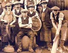 Workers at Murray's Cooperage, Craigmillar - Photo probably taken around early 1930s 1930s Men, 1920s Mens Fashion, 1930 Fashion, Mens Fashion Vintage, Mens Fashion Work, Foto Vintage, Mode Masculine, Working Class