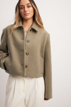 This coat is cropped and features a straight short fit and a classic collar. It has sharp shoulders and welt side pockets. Our coat features a button closure down the front. Short Coat Outfit, Coat Outfits For Women, Winter Jacket Outfits, Cropped Coat, Wedding Jacket, Coat Outfits, Spring Jackets, Mode Inspo, Casual Coat