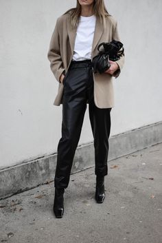 leather trousers Beige Blazer Outfit, Leather Trousers Outfit, Lederhosen Outfit, Blazer Outfits Casual, Leather Pants Outfit, Fest Outfits, Style Fitness, Trouser Outfit, Tutorial Hijab