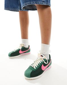 Sko fra Nike Snør skoene og kom i gang Design med lav profil Lukkes med snørebånd Foret pløs og manchet Med Nike brandmærke EVA-mellemsål giver letvægts-stødabsorbering Slidmønster med struktur Dark Green And Pink, Zapatillas New Balance, Shorts Co Ord, Nike Brand, Performance Leggings, Nike Cortez, Mom Shorts, Green And Pink, Adidas Gazelle