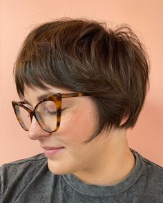 Short Feathered Bob with Glasses Short Bob Plus Size, French Bob With Glasses, Fringe Pixie Haircut, Long Pixie Hairstyles For Fine Hair, Pixie Straight Hair, Short Feathered Bob, Pixie With Glasses, Bob With Glasses, Micro Bob Haircut