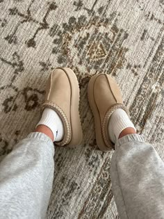 Aesthetic Slippers, Uggs Aesthetic, Pinterest Wishlist, Cosy Fits, Tasman Uggs, Cute Uggs, Stile Hijab, Ugg Tasman Slippers, Dr Shoes