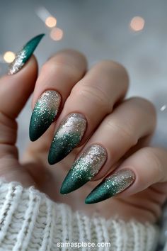 30+ Emerald Green Winter Nails Art ideas and Designs Blue Holiday Nails, Emerald Green Nails, Winter Nails Art, Nails Art Ideas, Winter Manicure, Winter Nail Art, Green Nails, Holiday Nails