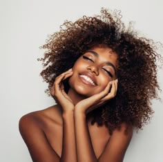 Beautiful afro woman with perfect make-up Food For Glowing Skin, Types Of Hair Color, Glow Hair, Skin Tonic, Jesus Christ Superstar, Body Waxing, Deva Curl, Curly Hair Extensions, Facial Sunscreen