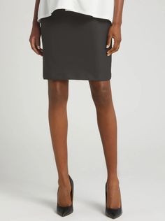 Can you think of any garment that makes a woman look more effortlessly polished than a gorgeous, well-made maternity pencil skirt? The tailored, over-belly Elizabeth Maternity Pencil Skirt will keep you looking boardroom ready through all stages of maternity. Its elevated, Italian designed stretch material combines the power of a suit with the comfort of your favorite leggings. Its soft and strong over-belly stretch material will cradle your bump and support your back through any meeting - no ma Maternity Office Wear, Maternity Work Clothes, Petite Models, Tailored Skirt, Workwear Essentials, Maternity Nursing Dress, Nursing Tops, Pregnancy Stages, Nursing Dress