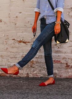 Love the red shoes with the jeans. Mode Shoes, Style Désinvolte Chic, Looks Jeans, Woman Walking, Spring Styles, Red Flats, Double Denim, Looks Street Style, Womens Clothes