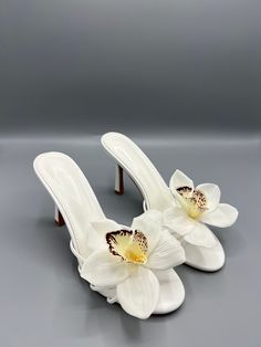 White Heels Aesthetic, Orchid Heels, Cute White Heels, Slipper Heels, White Kitten Heels, Vintage Kitten Heels, Shoes For Wedding, Heels Slippers, Flower Heels