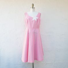 1950'S pink cotton gingham summer dress. It has a tiny pink and white check and a scalloped neckline with an appliqued white flower. This cool sleeveless dress has a natural waistline and a bias skirt. It has a side metal zipper and one side pocket. Fits up to a current size 10 Measurements with room for comfort Bust up to 37 inches. Waist up to 31 1/2 inches. Hips up to 48 inches. Exact measurements taken flat to compare to a garment that fits well Length 41 inches. Bust 19 1/2 inches. Waist 16 Vintage Pink Dress For Picnic, Blush Lace Dress, Pink Cotton Dress, Bias Skirt, Robes Vintage, Gunne Sax Dress, Scalloped Neckline, Cotton Sundress, Vestidos Vintage