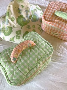 Pink and green gingham  cosmetic totes brighten up the spring season with their vibrant colors. This cosmetic tote has many compartments to store make up or your favorite perfume or your entire skincare routine. Gingham Quilt Pattern, Sewing Makeup Bag, Quilt Bags, Cos Bags, Gingham Quilt, Summer Sewing Projects, Easter Gift Bags, Chic Quilts, Two Sweet