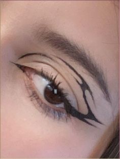 graphic liner in black delineado grafico Black Graphic Liner, Coachella Makeup, Eyeliner Designs, Punk Makeup, Graphic Makeup, Graphic Eyeliner, Eye Makeup Pictures, Eye Makeup Designs, Dope Makeup