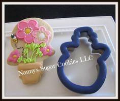 Biscuits Ideas, Icing Cookies Tutorial, Flower Sugar Cookies, Pot Cookies, Moms Day, Flower Cookie, Shipping Cookies, Cake Decorating Courses, Cookies Theme