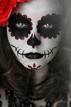 Maquillage halloween crâne en sucre - déguisement halloween cool Makeup Clown, Make Up Foundation, Den Mrtvých, Sugar Skull Halloween, Halloween Makeup Scary