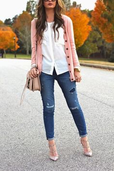 Closet Favorites: Blush Pink Cardigan, Everlane Pocket Blouse, Rebecca Minkoff Bowery Bag, Destroyed Denim + Valentino Rockstuds on For All Things Lovely! www.forallthingslovely.com Elegante Casual, Outfit Trends, Pink Cardigan, Color Fashion, White Blouse