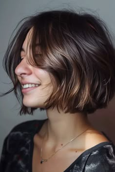 Airy Bob: 47+ luftige Schnitte für moderne Frauen - hairtastic.de Italian Bob 2024, Textured Bob Short, Chin Length Layered Bob, Textured Bob Haircut, Bob Short Haircut, Italian Bob Haircut, Italian Bob, Tomboy Haircut, Hair Refresh