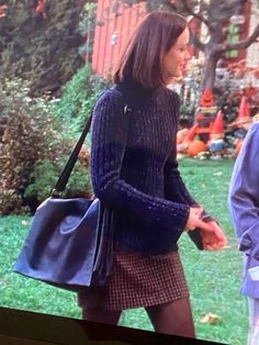 Young girl in fall outfit. Rory gilmore. Gilmore girls. 2000s. S4e7 Rory Outfits, Rory Gilmore Fall, Rory Gilmore Style, Gilmore Girls Fashion, Style Themes, Gilmore Girls Outfits, Vintage Clothing Store, Outfits 2000s, Nothing New